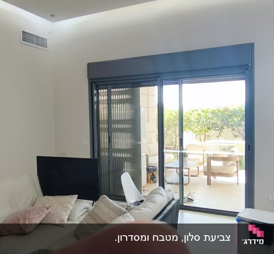 סלון עם ספה, חלון ודלת למרפסת